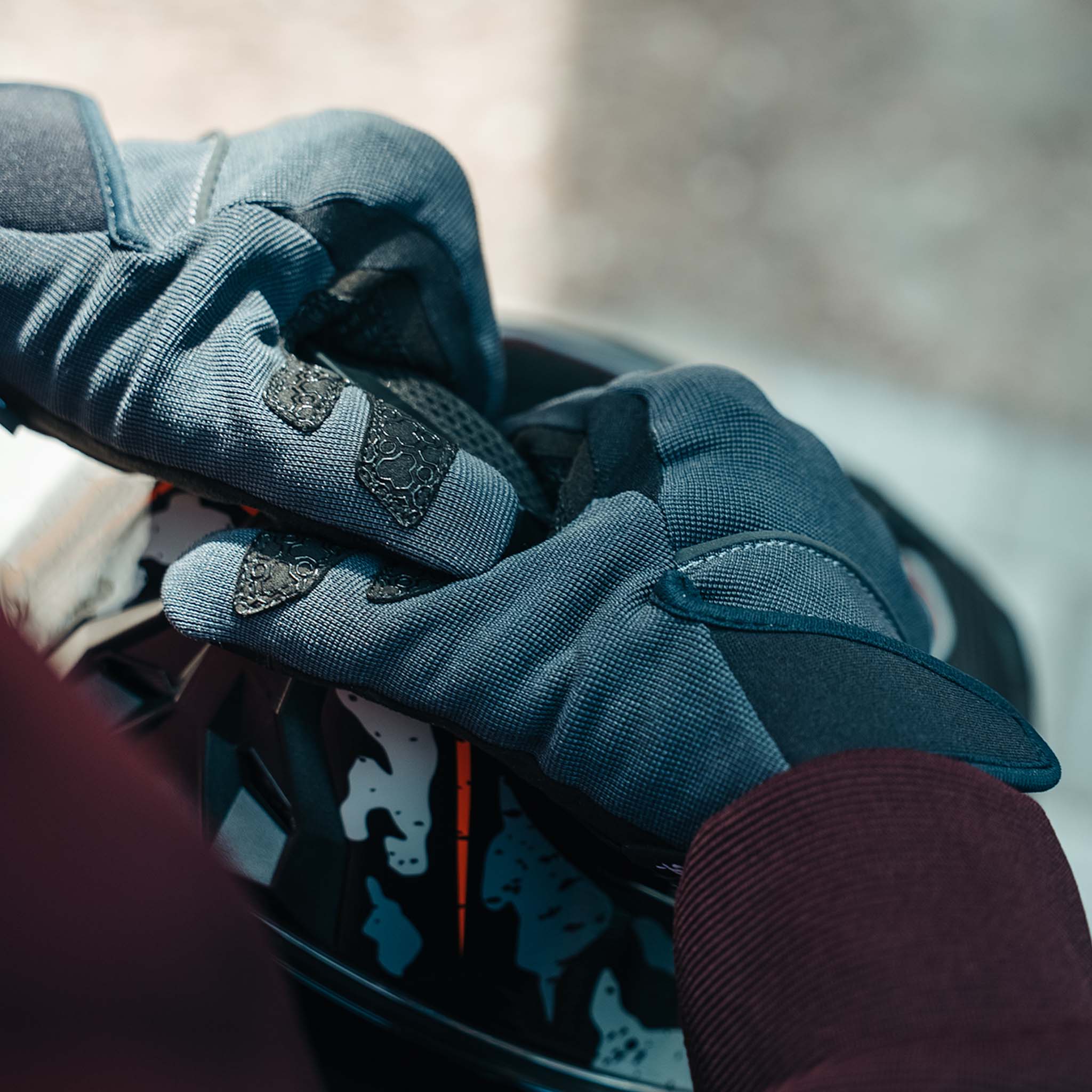 Blade Turbulence Grey Motorcycle Gloves - Image 4
